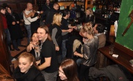 River pub pleše kako DJ Alen Tibljaš svira