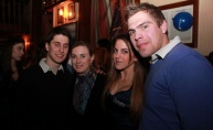 Phanas pub zagrijale zgodne hostese