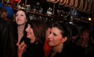 Phanas pub zagrijale zgodne hostese