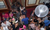 Uzavrela atmosfera poharala Phanas pub