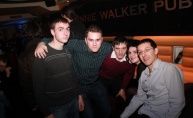 Šarm konobarica osvojio svih u Johnnie Walker pubu