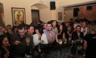 Ne zna se tko pije, a tko plaća - Pommery bar
