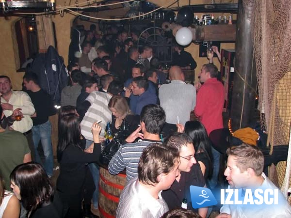 Djevojke u uzavrelom ritmu u Pirate pubu uz Jack Daniel's