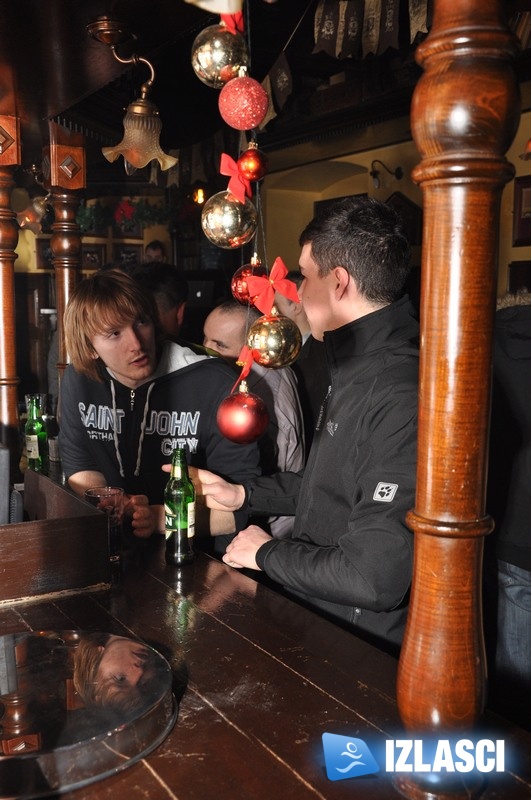 River pub pleše kako DJ Alen Tibljaš svira