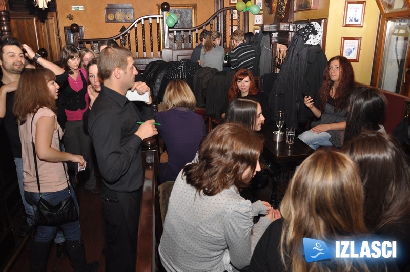 River pub pleše kako DJ Alen Tibljaš svira
