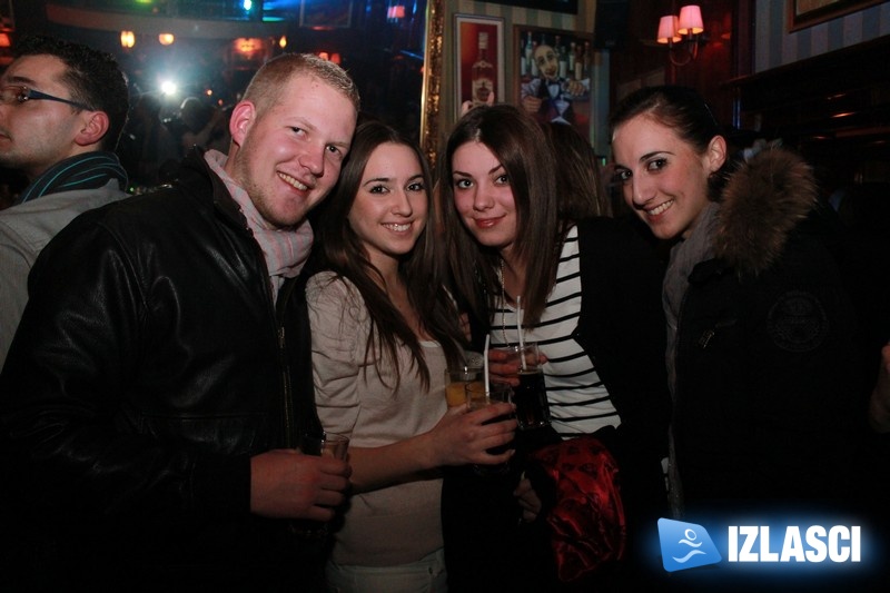 Sređene cure okupirale Capitano bar