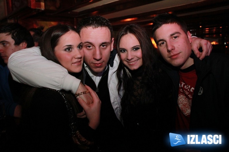 Sređene cure okupirale Capitano bar