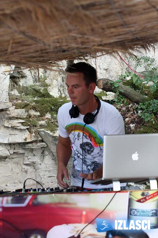 Pacino beach bar ljulja se u dobrom ritmu