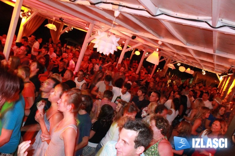 U ritmu Mambo Kingsa ljuljao se Macumba beach bar