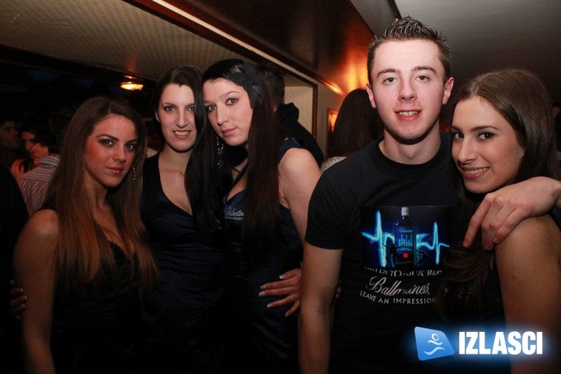 Phanas pub zagrijale zgodne hostese