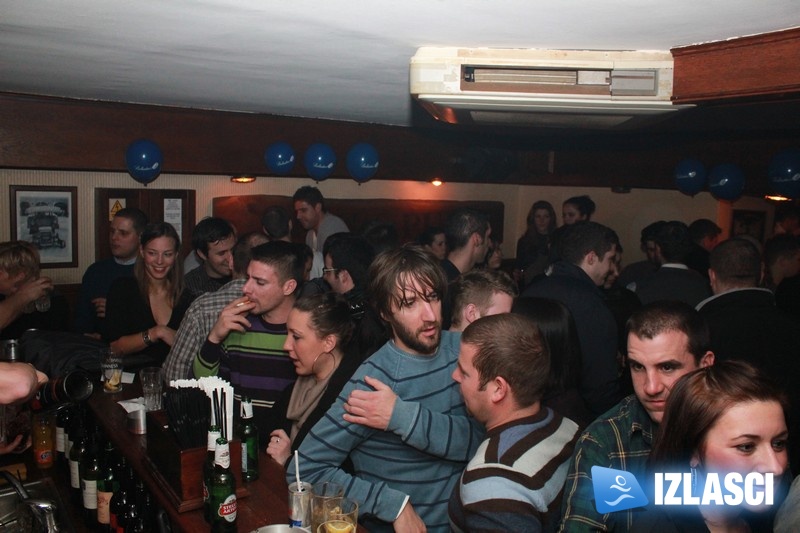 Phanas pub zagrijale zgodne hostese