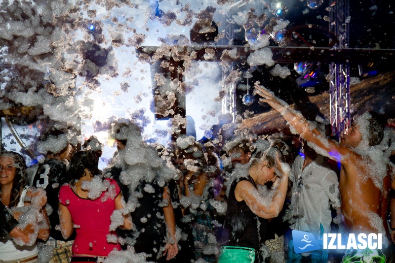 Pjena party u Santos beach clubu