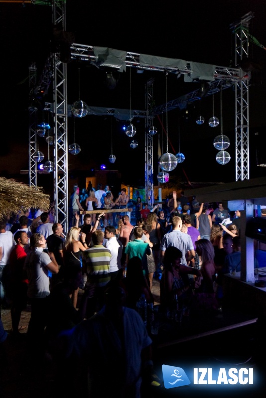 Pjena party u Santos beach clubu