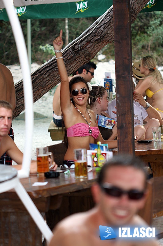 Niti iznenadni ljetni pljusak nije pokvario odličan provod u Beach Baru Pacino