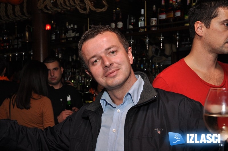 Phanas pub obojen narančasto!