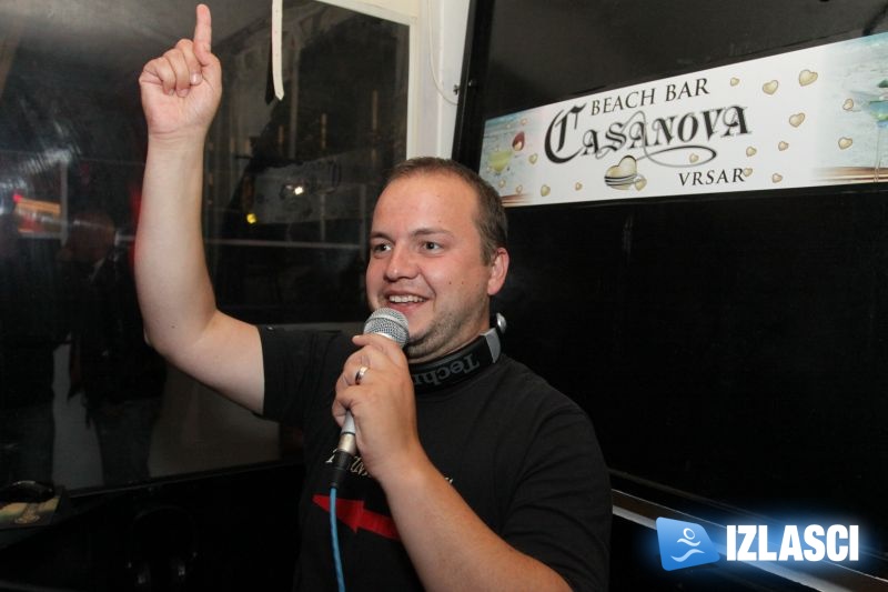 Veselo društvo u Casanova beach baru