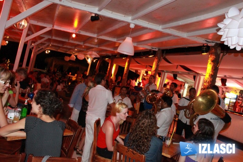 Bojan Ristić brass band rasplesao Macumba Beach bar