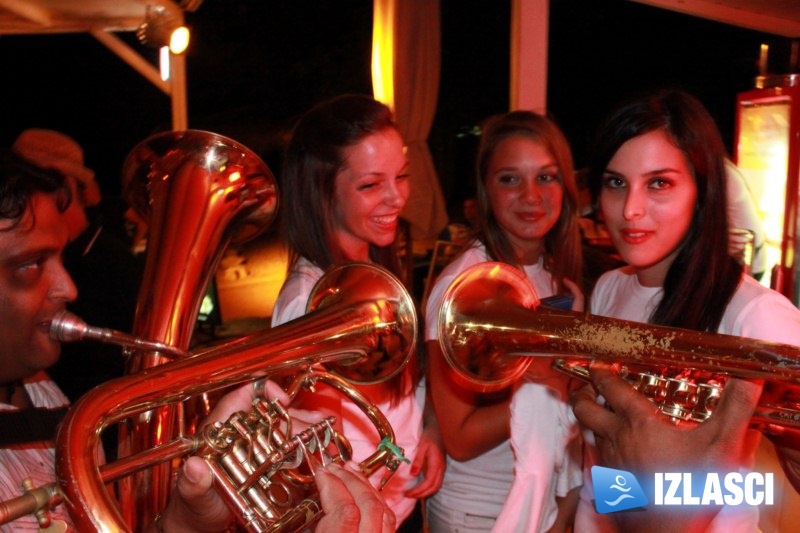 Bojan Ristić brass band rasplesao Macumba Beach bar