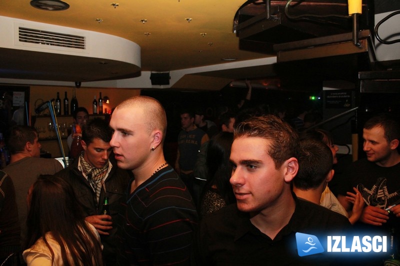 Ples do zore uz DJ Dominatora u Johnnie Walker Pubu