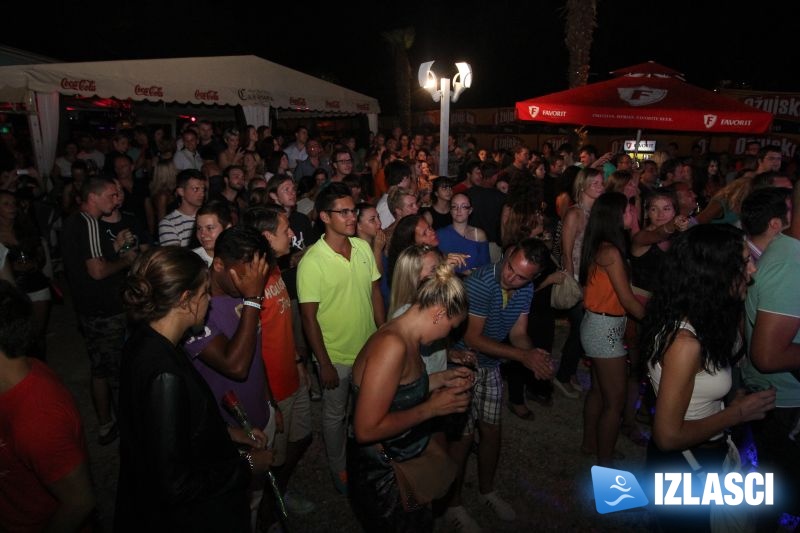 Crvena jabuka zabavila sve prisutne u Casanova beach baru