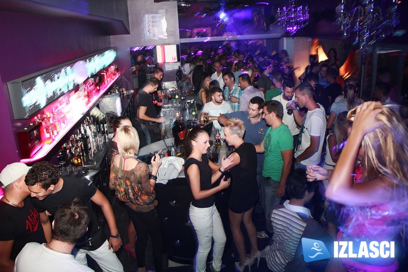 Dok Mystique luduje, Ivana Paris sa curama slavi u VIPu rođendan