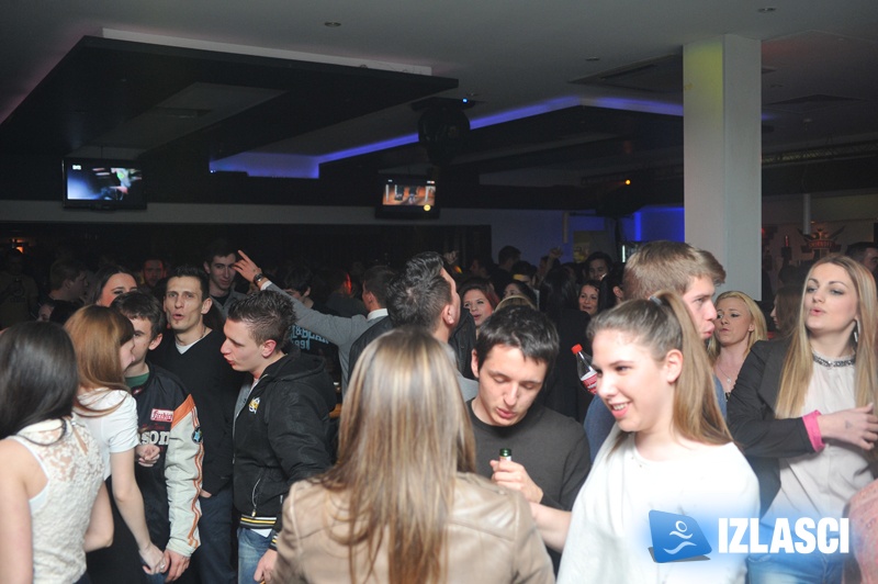 Ludnica u Hitch baru subotom