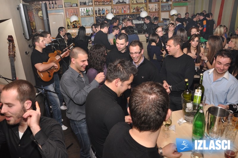 Genijalna atmosfera u Maat baru uz "Razbijače čaša"