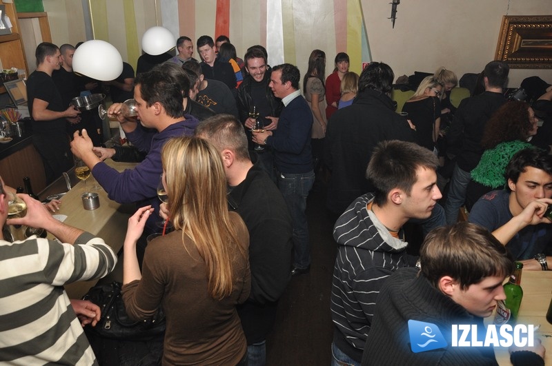 Genijalna atmosfera u Maat baru uz "Razbijače čaša"