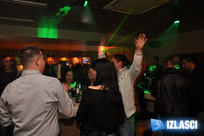 Ludnica uz "Razbijače čaša" - Maat bar