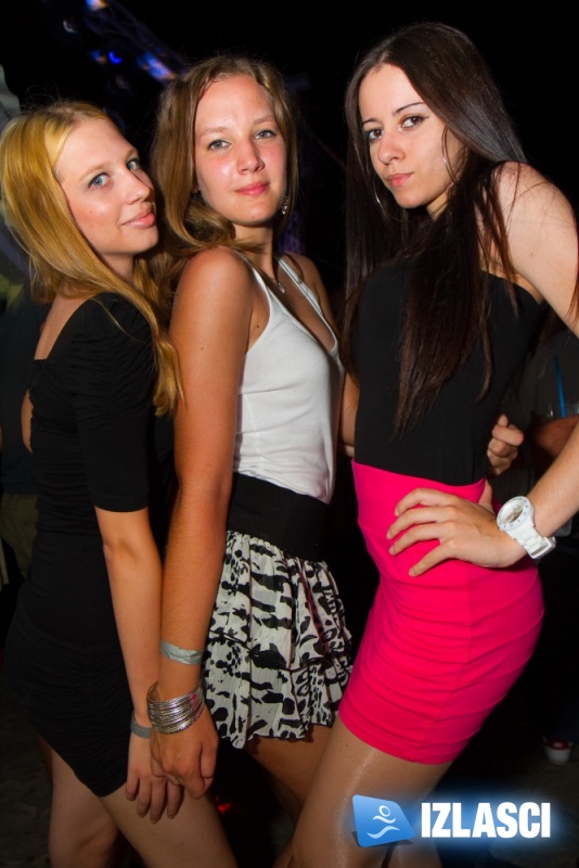 Niki Belucci @ Santos beach bar