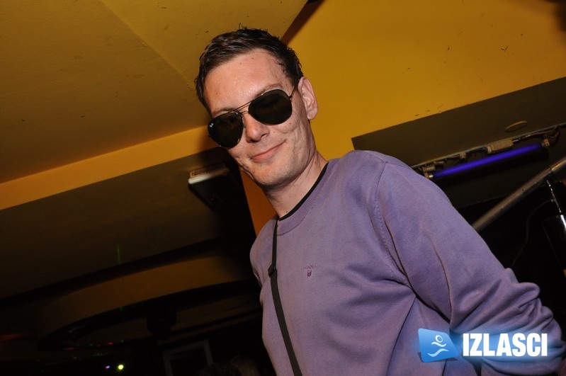 Petak u Johnnie Walker pubu