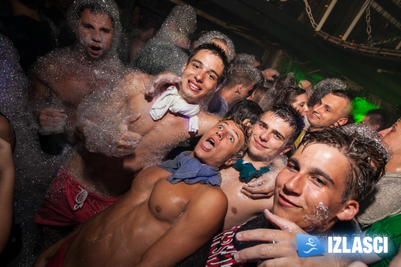 Sexy Foam Party in Jungle