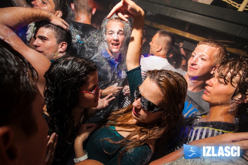 Sexy Foam Party in Jungle