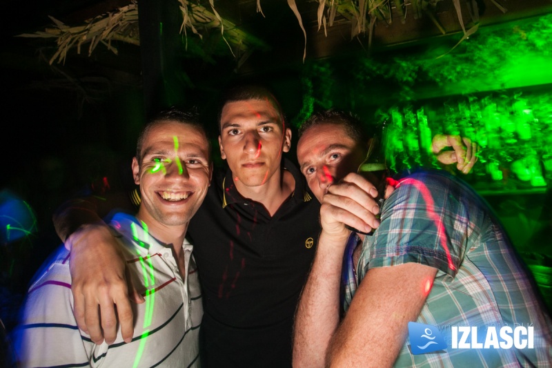 Sexy Foam Party in Jungle