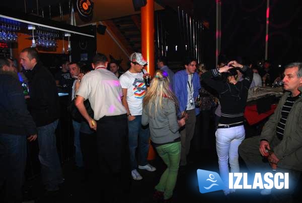 Ekipa se ludo zabavljala uz disco glazbu u Fly! baru 