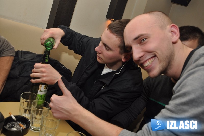 Zlatne hostese i vrući provod u Capitano baru